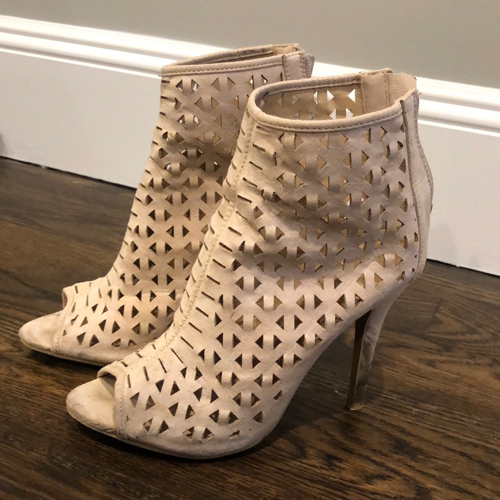 Yoki light pink heels!